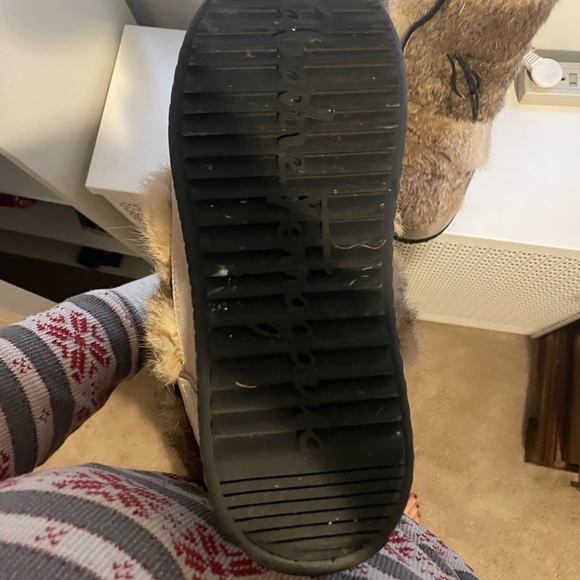 WORN ONCE REAL FUR BOOTS. PERFECT FOR WINTER. COZY AND FASHIONABLE - Picture 5 of 5